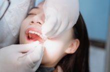 歯科医院で抜歯を受ける女性