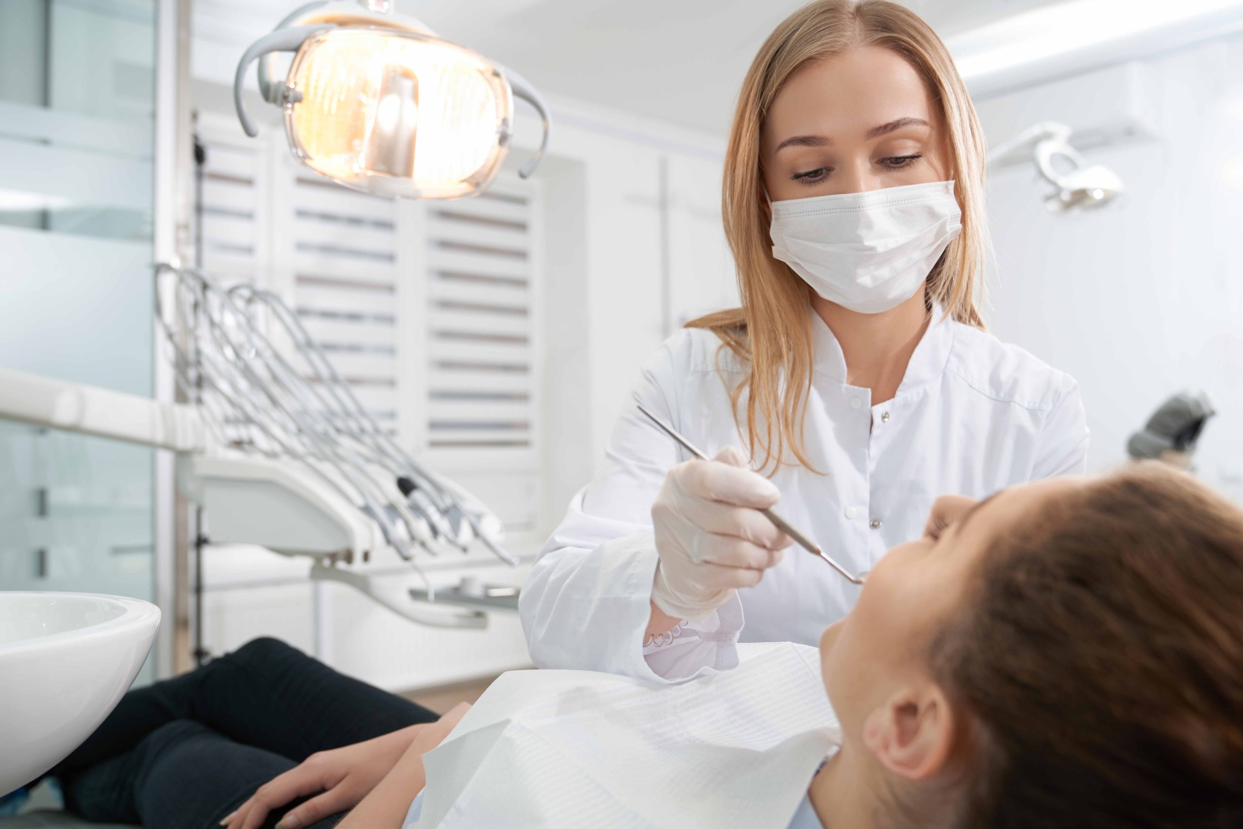 歯の治療をする女性歯科医師