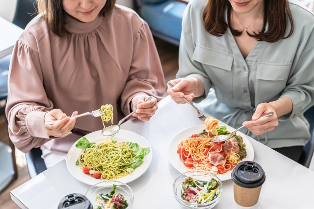 食事をしている2人の女性