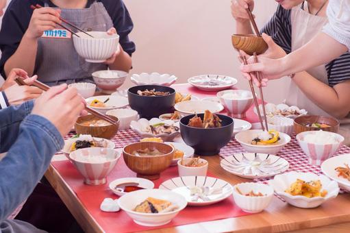 食べた物をかみ砕く