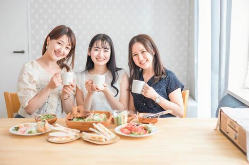 食事をしている３人の女性